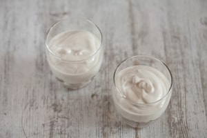 Preparazione Parfait di yogurt, muesli alla frutta secca, fichi rosa e miele  - Fase 3