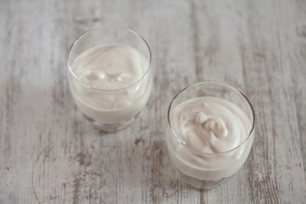 Preparazione Parfait di yogurt, muesli alla frutta secca, fichi rosa e miele  - Fase 3 Preparazione Parfait di yogurt, muesli alla frutta secca, fichi rosa e miele  - Fase 3