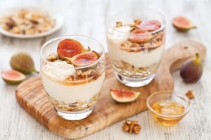 Preparazione Parfait di yogurt, muesli alla frutta secca, fichi rosa e miele  - Fase 3
