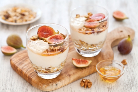 Preparazione Parfait di yogurt, muesli alla frutta secca, fichi rosa e miele  - Fase 3 Preparazione Parfait di yogurt, muesli alla frutta secca, fichi rosa e miele  - Fase 3