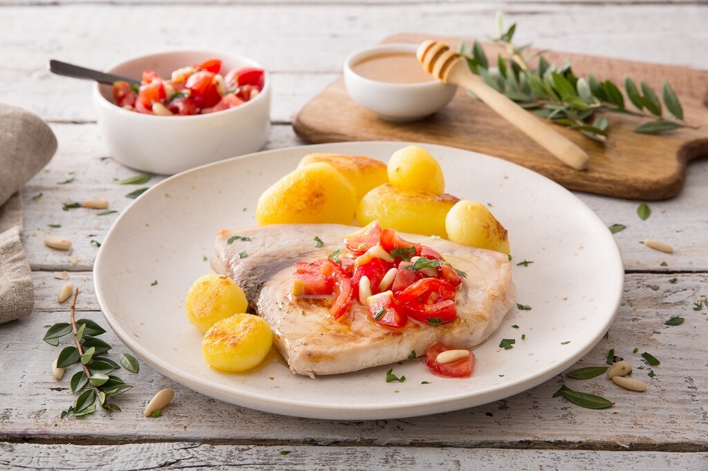 Pesce spada al miele millefiori, pomodorini e patatine novelle 