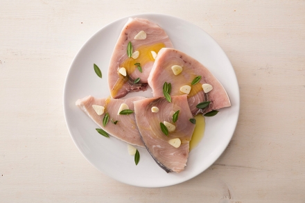 Preparazione Pesce spada al miele millefiori, pomodorini e patatine novelle - Fase 1 Preparazione Pesce spada al miele millefiori, pomodorini e patatine novelle - Fase 1