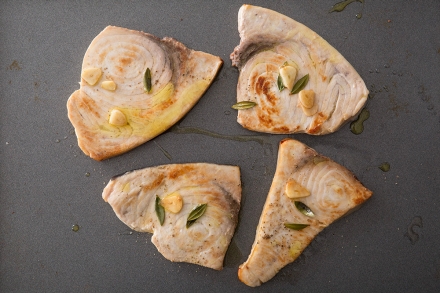 Preparazione Pesce spada al miele millefiori, pomodorini e patatine novelle - Fase 1 Preparazione Pesce spada al miele millefiori, pomodorini e patatine novelle - Fase 1