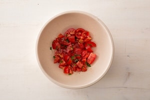 Preparazione Pesce spada al miele millefiori, pomodorini e patatine novelle - Fase 2