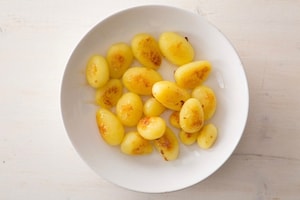 Preparazione Pesce spada al miele millefiori, pomodorini e patatine novelle - Fase 3