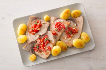 Preparazione Pesce spada al miele millefiori, pomodorini e patatine novelle - Fase 4 Preparazione Pesce spada al miele millefiori, pomodorini e patatine novelle - Fase 4