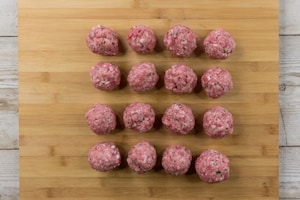 Preparazione Polpette in crosta di curcuma ripiene di formaggio - Fase 2