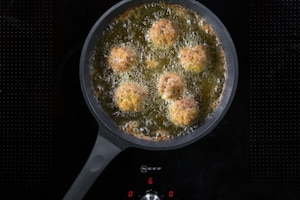 Preparazione Polpette in crosta di curcuma ripiene di formaggio - Fase 4