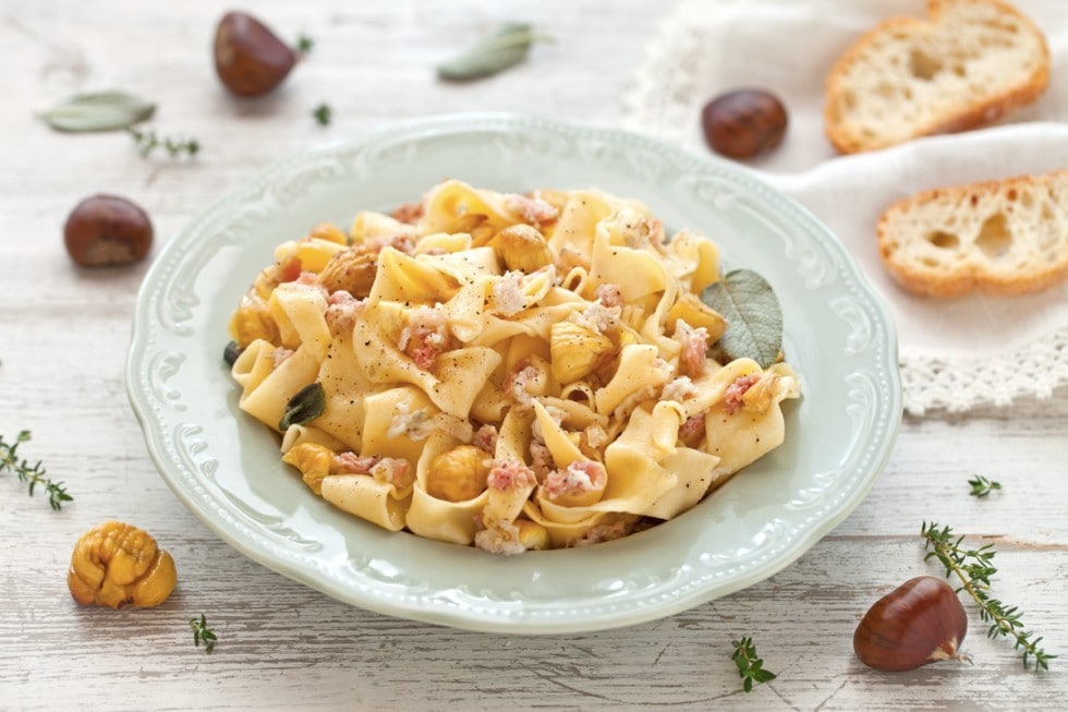 Pappardelle con lardo, castagne e grappa  ricetta