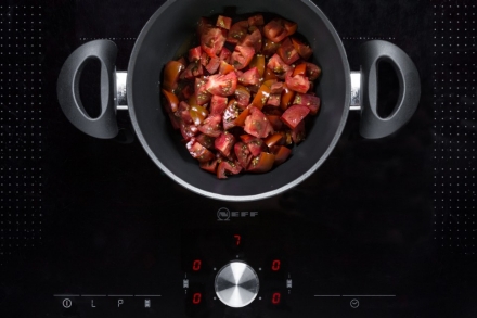 Preparazione Rigatoni stufati con pomodori, capperi e stracciatella - Fase 1 Preparazione Rigatoni stufati con pomodori, capperi e stracciatella - Fase 1