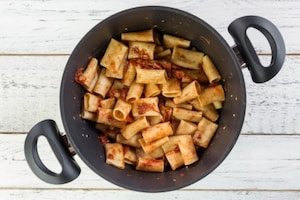 Preparazione Rigatoni stufati con pomodori, capperi e stracciatella - Fase 2