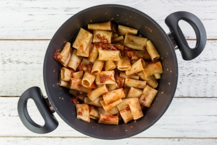 Preparazione Rigatoni stufati con pomodori, capperi e stracciatella - Fase 2 Preparazione Rigatoni stufati con pomodori, capperi e stracciatella - Fase 2