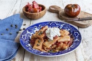 Preparazione Rigatoni stufati con pomodori, capperi e stracciatella - Fase 2