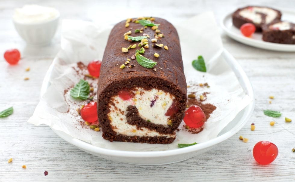 Rotolo senza cottura al cioccolato, ciliegie candite e pistacchi ricetta