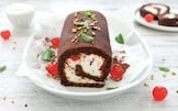 Rotolo senza cottura al cioccolato, ciliegie candite e pistacchi
