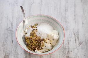 Preparazione Rotolo senza cottura al cioccolato, ciliegie candite e pistacchi - Fase 1