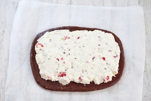 Preparazione Rotolo senza cottura al cioccolato, ciliegie candite e pistacchi - Fase 4