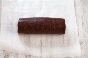 Preparazione Rotolo senza cottura al cioccolato, ciliegie candite e pistacchi - Fase 4