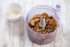 Preparazione Rotolo senza cottura al cioccolato, ciliegie candite e pistacchi - Fase 2