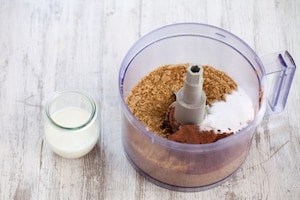 Preparazione Rotolo senza cottura al cioccolato, ciliegie candite e pistacchi - Fase 2