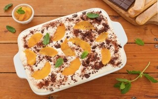 Tiramisù senza lattosio alle pesche sciroppate e cioccolato