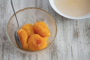 Preparazione Tiramisù alle pesche sciroppate  e cioccolato senza lattosio - Fase 1