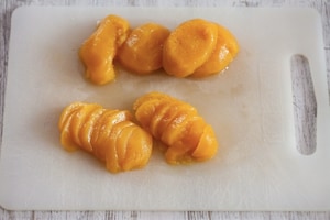 Preparazione Tiramisù alle pesche sciroppate  e cioccolato senza lattosio - Fase 1