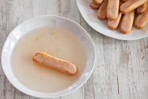 Preparazione Tiramisù alle pesche sciroppate  e cioccolato senza lattosio - Fase 3