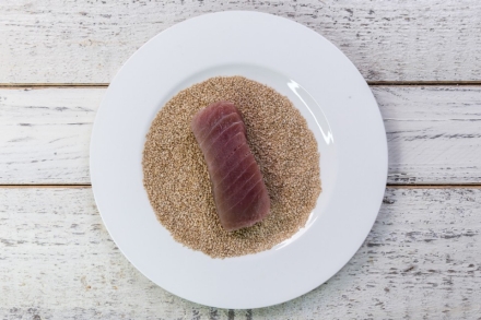 Preparazione Tonno tataki con miso e maionese al wasabi - Fase 2 Preparazione Tonno tataki con miso e maionese al wasabi - Fase 2