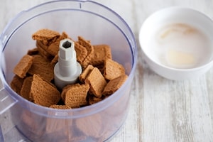 Preparazione Torta con panna cotta allo yogurt, pesche sciroppate e frutti rossi  - Fase 1