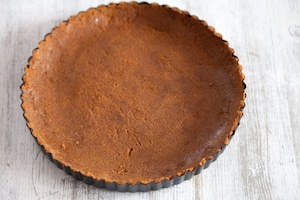 Preparazione Torta con panna cotta allo yogurt, pesche sciroppate e frutti rossi  - Fase 1