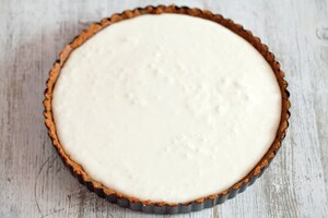Preparazione Torta con panna cotta allo yogurt, pesche sciroppate e frutti rossi  - Fase 3