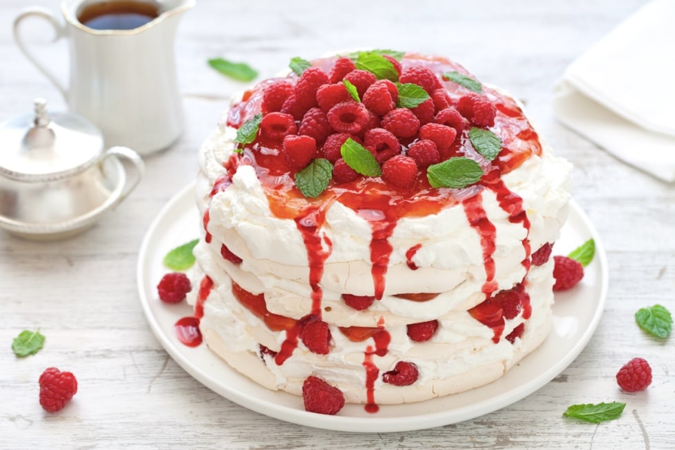 Torta di meringhe con rabarbaro e lamponi ricetta