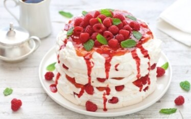 Torta di meringhe con rabarbaro e lamponi