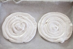 Preparazione Torta di meringhe con rabarbaro e lamponi - Fase 2