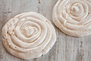 Preparazione Torta di meringhe con rabarbaro e lamponi - Fase 3