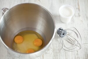 Preparazione Torta sette vasetti allo yogurt con prugne rosse  - Fase 1