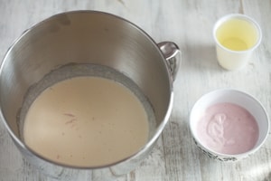 Preparazione Torta sette vasetti allo yogurt con prugne rosse  - Fase 1
