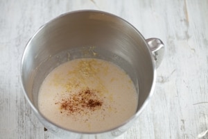Preparazione Torta sette vasetti allo yogurt con prugne rosse  - Fase 2