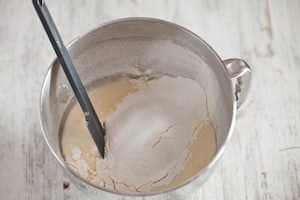 Preparazione Torta sette vasetti allo yogurt con prugne rosse  - Fase 2