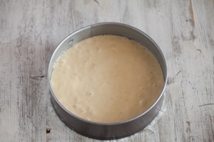 Preparazione Torta sette vasetti allo yogurt con prugne rosse  - Fase 3