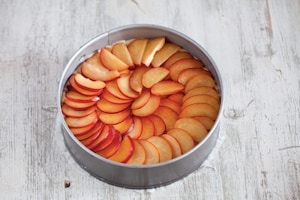 Preparazione Torta sette vasetti allo yogurt con prugne rosse  - Fase 3