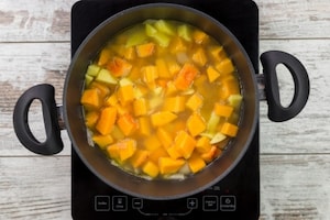 Preparazione Vellutata di zucca e patate con funghi - Fase 1