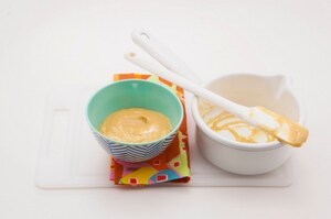 Preparazione Bicchierini di budino cremoso di latte con crema all'uovo e frutta al cartoccio - Fase 1