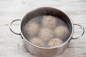 Preparazione Canederli al formaggio e funghi - Fase 3
