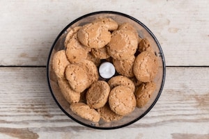 Preparazione Cheesecake senza cottura con amaretti e cioccolato - Fase 1