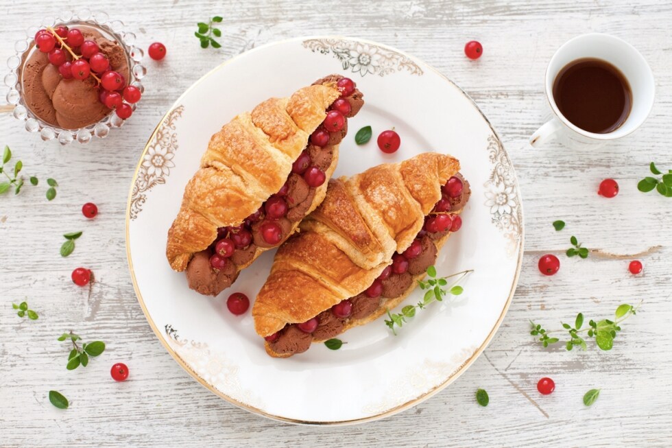 Croissant con mousse di cioccolato all’acqua e ribes  ricetta