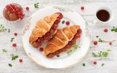 Croissant con mousse di cioccolato all’acqua e ribes 