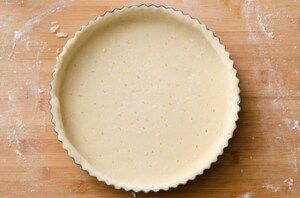 Preparazione Crostata con crema al limone e panna montata - Fase 3