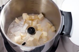 Preparazione Crostata sbriciolata alle pere, amaretti e cioccolato  - Fase 1
